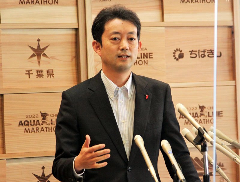 定例記者会見で質問に答える熊谷知事＝２７日、県庁
