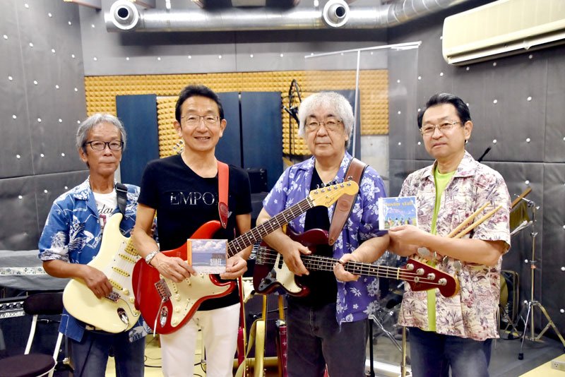 シングルＣＤを発売した「ジャスティンスタッフ」の（左から）熊谷さん、亀田さん、北浦さん、小野さん＝鴨川市
