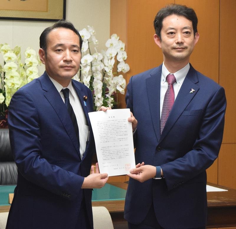 簗文科副大臣（左）に要望書を手渡す熊谷知事＝２８日、文科省