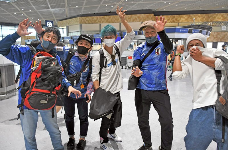 コスタリカ戦に向け、カタールへと向かう日本代表のサポーター＝２４日、成田空港
