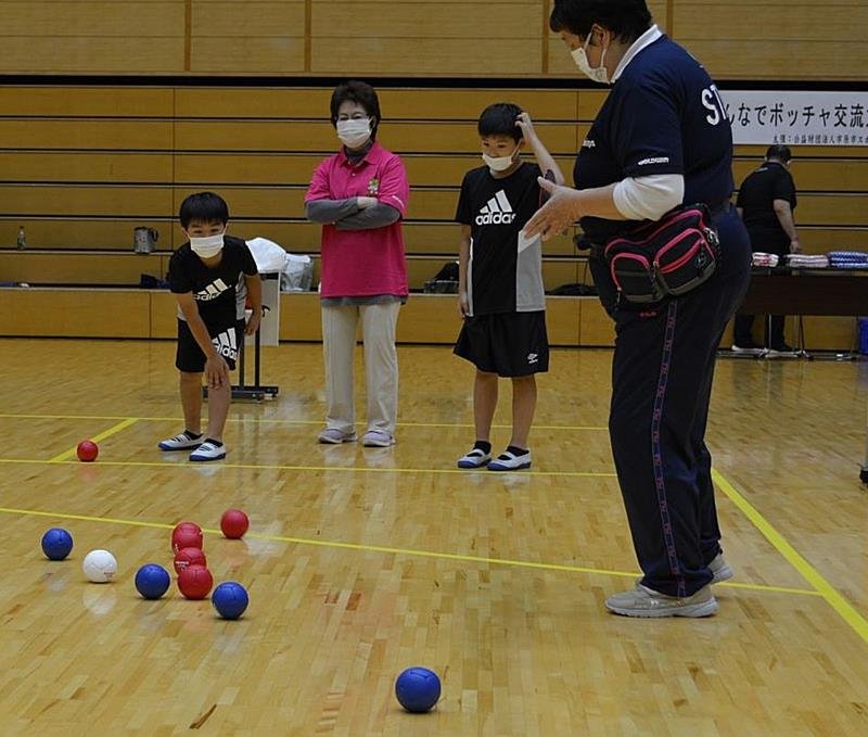 「みんなでボッチャ交流大会」でプレーする子どもたち＝市原市のゼットエー武道場
