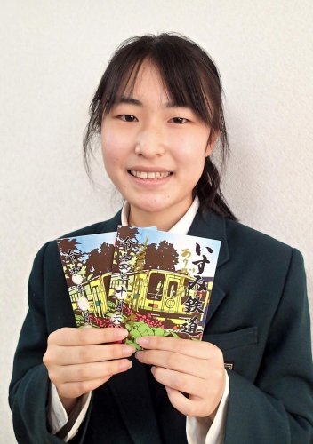 デザインしたいすみ鉄道の鉄印を持つ末吉さん＝大多喜高
