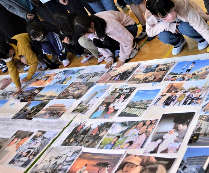 それぞれの「時空写真」を合体させて学校創立１５０周年記念のアート作品に仕上げる船橋小６年生＝船橋市
