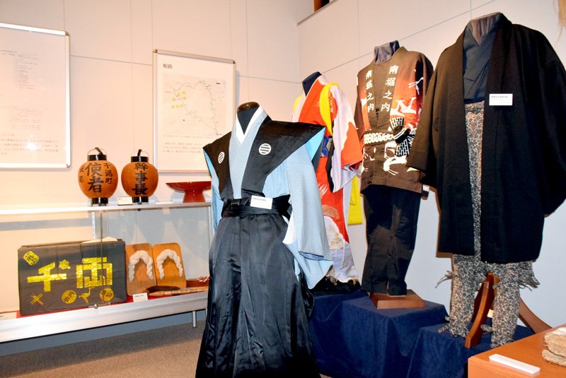 過去に使われた衣装や道具などが並ぶ企画展＝旭市の大原幽学記念館
