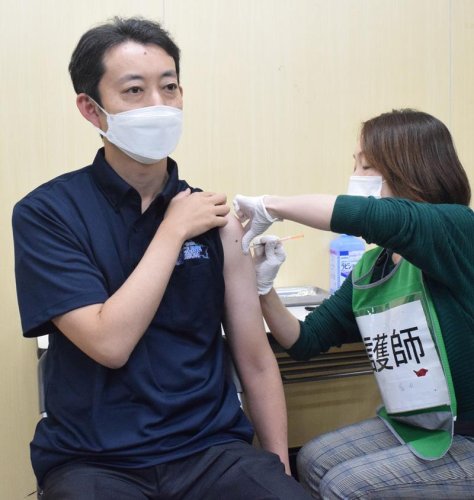 新型コロナのオミクロン株対応ワクチンを使い、４回目接種を受ける熊谷知事（左）＝１１日、習志野市
