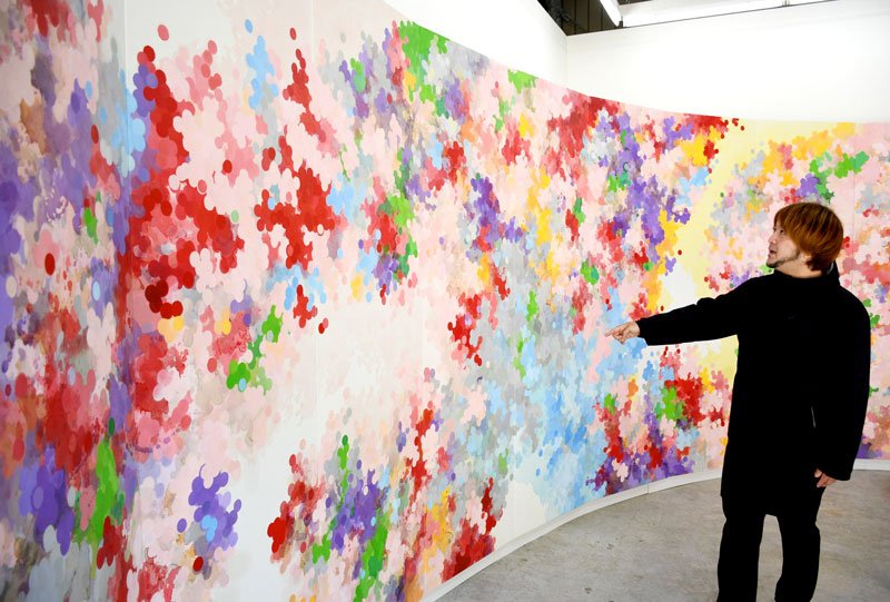ガレージに展示した巨大な作品「コリオリ」を紹介するシムラさん＝成田市
