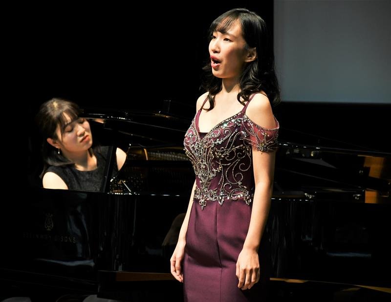 就労支援事業所の設立１周年を祝うコンサートで熱唱する高須さん（右）＝成田市
