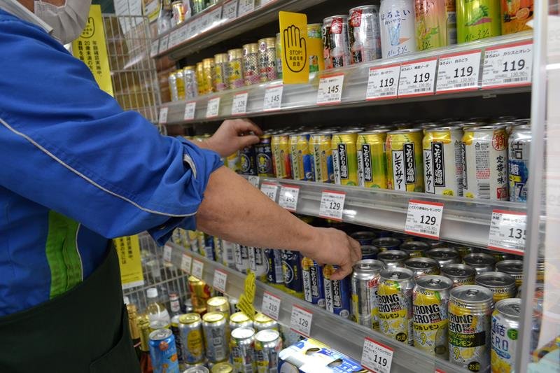 昨年より５％売り上げが減ったという酒類＝１８日午後６時ごろ、千葉市中央区
