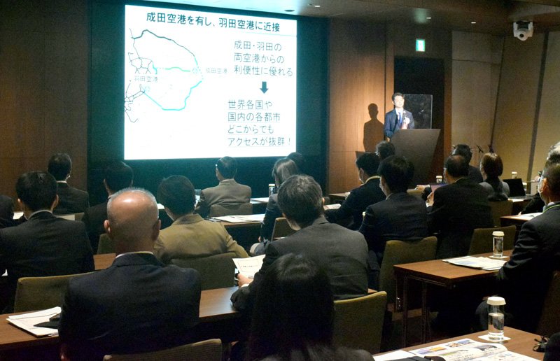 東京都内に本社を置く会社の社員らに千葉県の立地優位性を説明する熊谷知事＝１７日、東京・六本木のホテル
