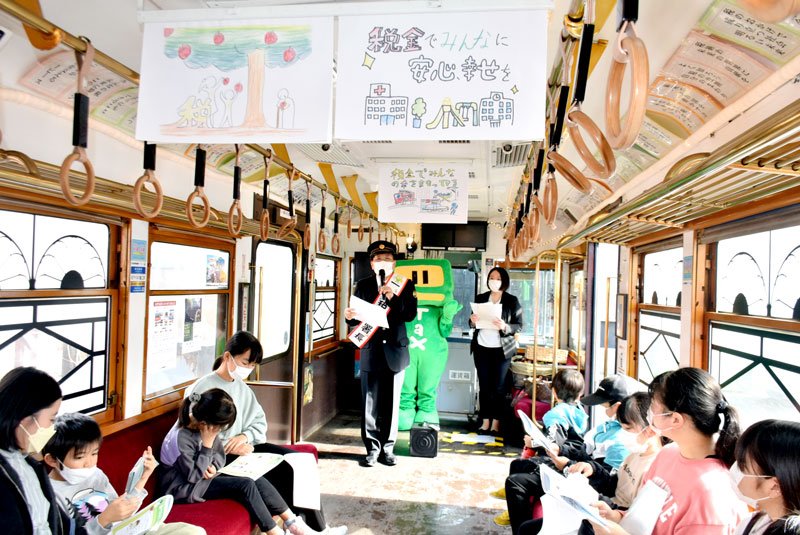 コラボ特別電車と同様の作品を展示した車両で開かれた税金教室＝銚子市