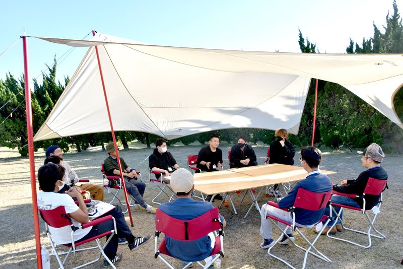 開放的な空間でミーティングを行うモニターツアーの参加者＝館山市