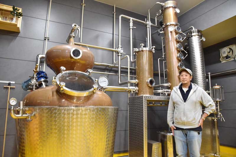 「連続式」と「単式」を切り替えられるハイブリッド型の蒸留器を紹介する青木さん＝南房総市
