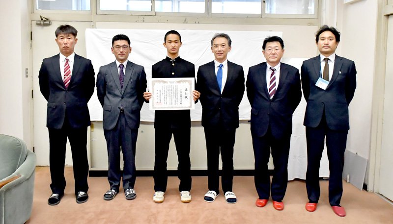 県高野連から表彰状を受け取った県船橋の渡辺主将（左から３人目）＝船橋市