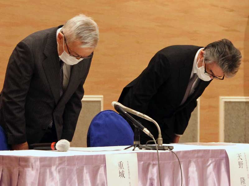 記者会見で謝罪する重城学校長（左）と天野会長＝２８日、木更津市