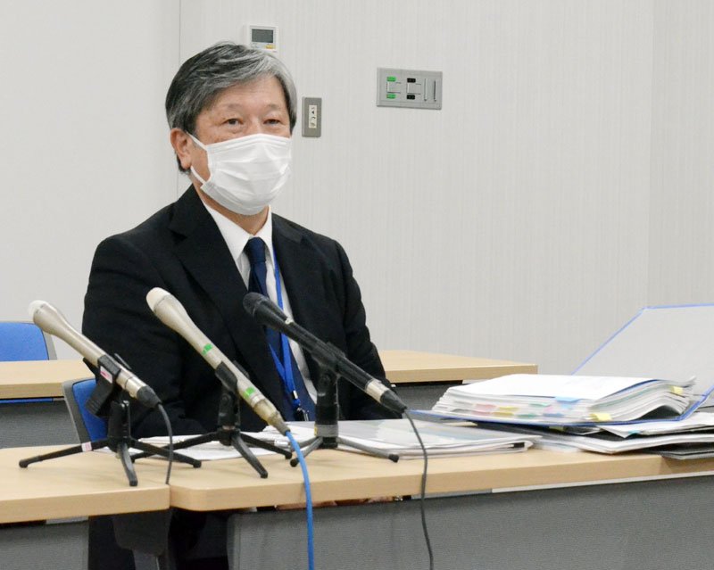 取材に応じる東千葉メディカルセンターの鈴木事務部長＝１日、東金市