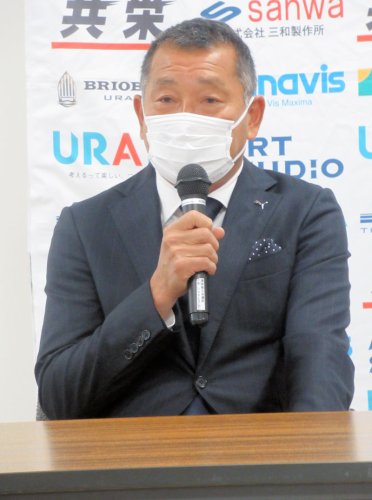 サッカーＷ杯での日本代表の活躍について語るブリオベッカ浦安の都並監督＝６日、浦安市
