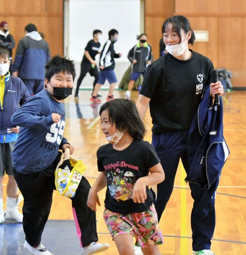 金メダルパンチ披露　東京五輪・入江さん、子どもたちの特別コーチに　千葉市でボクシング教室