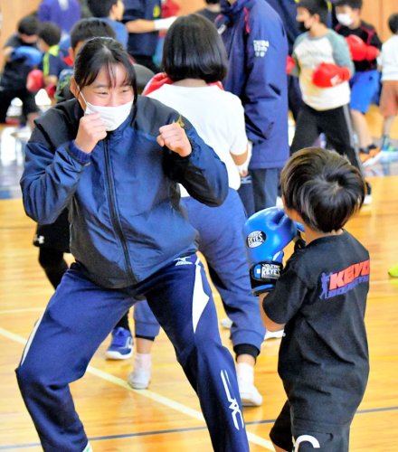 パンチを当てない「マスボクシング」で参加者と打ち合う入江選手＝１０日、千葉市稲毛区の千葉経大付高
