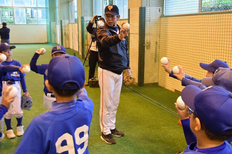 子どもたちを指導する篠塚和典さん＝銚子市
