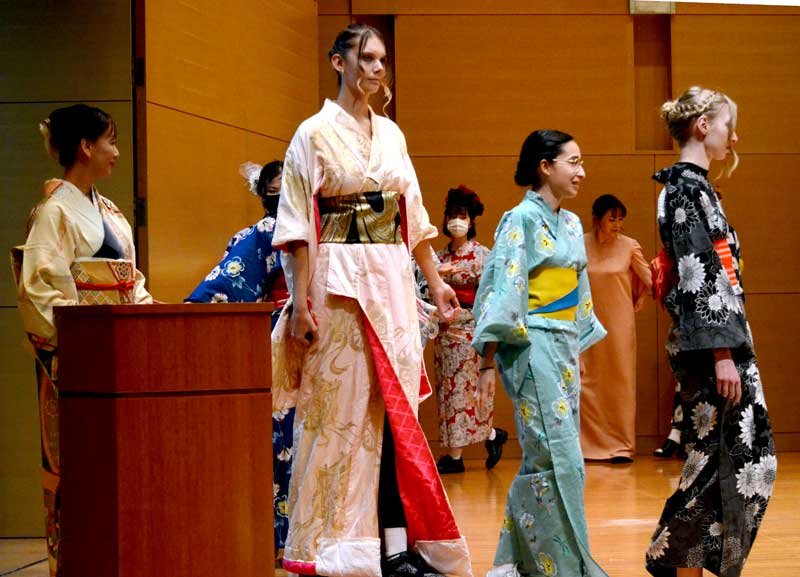着物姿を披露する城西国際大の留学生ら＝東金市