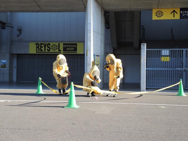 ペットボトルに対処する県警の専門部隊＝柏市
