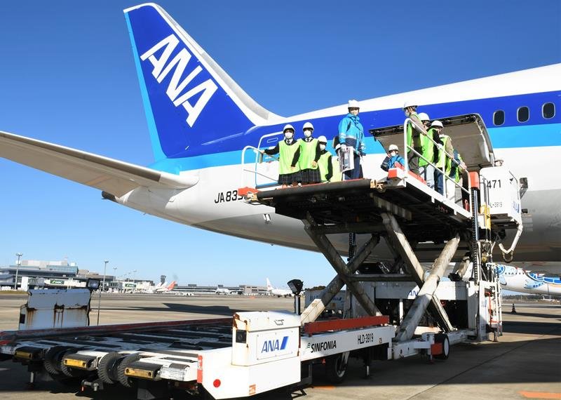 空港のお仕事体験　チェックイン業務、荷物搭載作業見学も　成田、高校生６０人