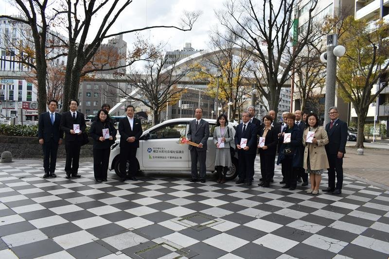 寄贈・助成を受けた各団体の代表者ら＝千葉市中央区