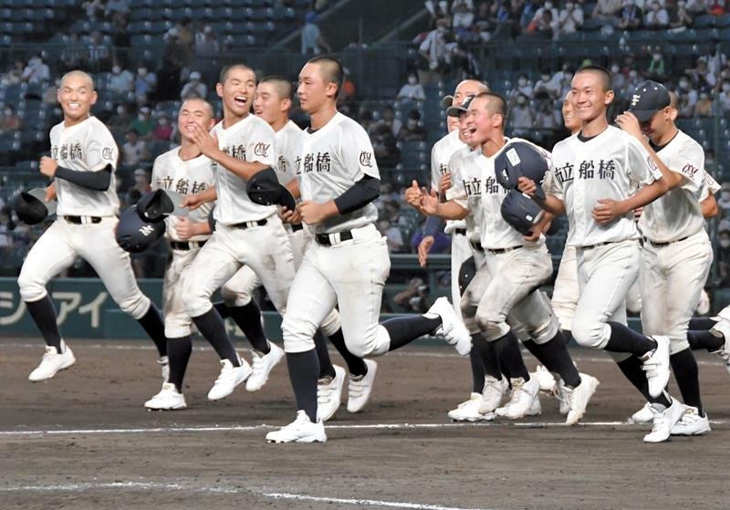 興南にサヨナラ勝ちで初戦を突破した市船橋ナイン＝８月８日、甲子園球場

