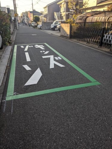小仲台公園周辺の路面標示（千葉市提供）
