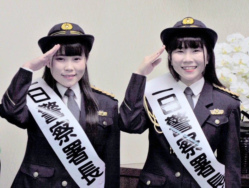 一日警察署長に委嘱された菜花まりあさん（右）と神月柚莉愛さん＝君津市