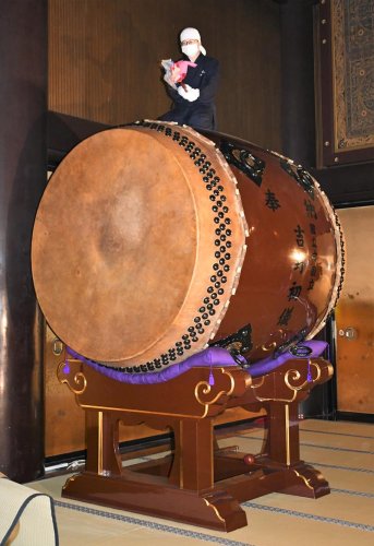ササ竹使い軒下清掃　成田山ですす払い　１年のほこり落とし清め