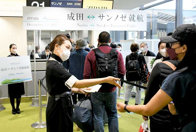ジップエアの北米２路線目となるサンノゼ線に乗り込む旅客ら＝１２日、成田空港

