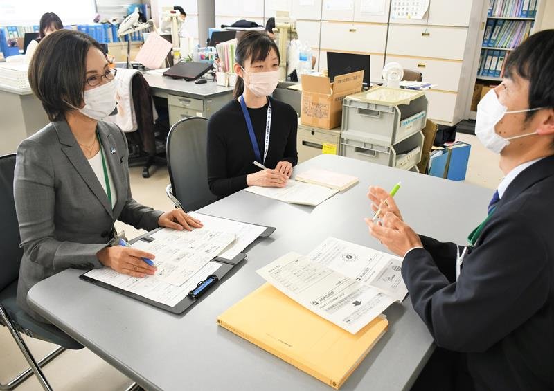 接遇研修の内容について話し合うＡＮＡグループ客室乗務員の穀野さん（左）と竹内さん（中央）＝成田市役所
