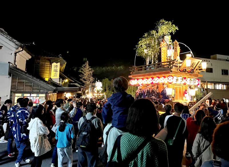 ３年ぶりに行われた佐原の大祭。大勢の観光客らが訪れた＝１０月８日、香取市