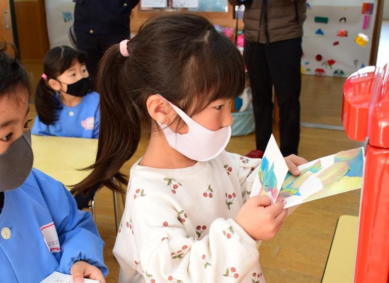 完成した年賀状を投かんする園児＝１５日、長生村立高根こども園
