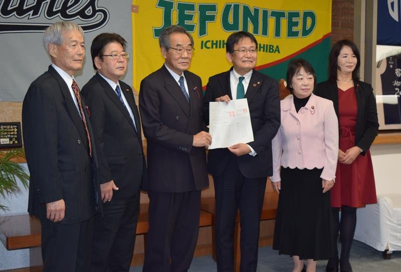 要望書などを提出する議連メンバーら＝１６日、千葉市役所
