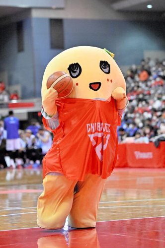 ハーフタイムにパフォーマンスを披露するふなっしー
