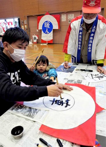 上総地域に伝わる袖凧作りを体験する親子＝１８日、袖ケ浦市
