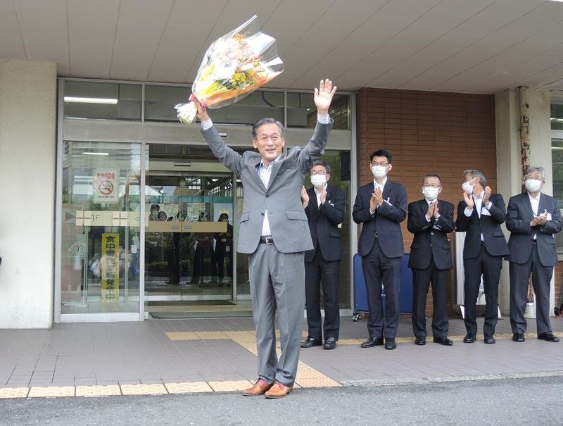 ４選後に初登庁する本郷谷市長＝６月７日、松戸市役所