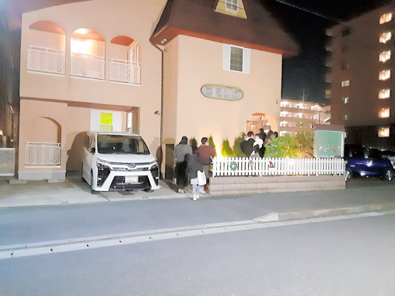 説明会に出席するためコモレビ・ナーサリーに入る保護者ら＝２０日午後６時５０分ごろ、松戸市（画像の一部を加工しています）
