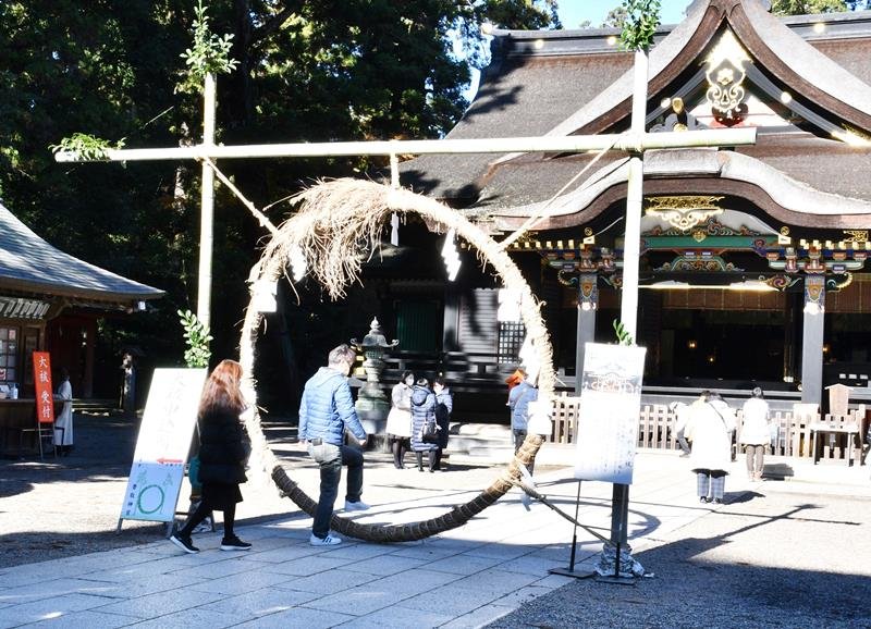心身の汚れを清めるための茅の輪が設置されている＝香取市