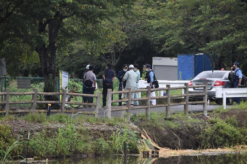 中１の男子生徒が溺れた現場を調べる県警の捜査員ら＝９月２日、千葉市中央区生実町
