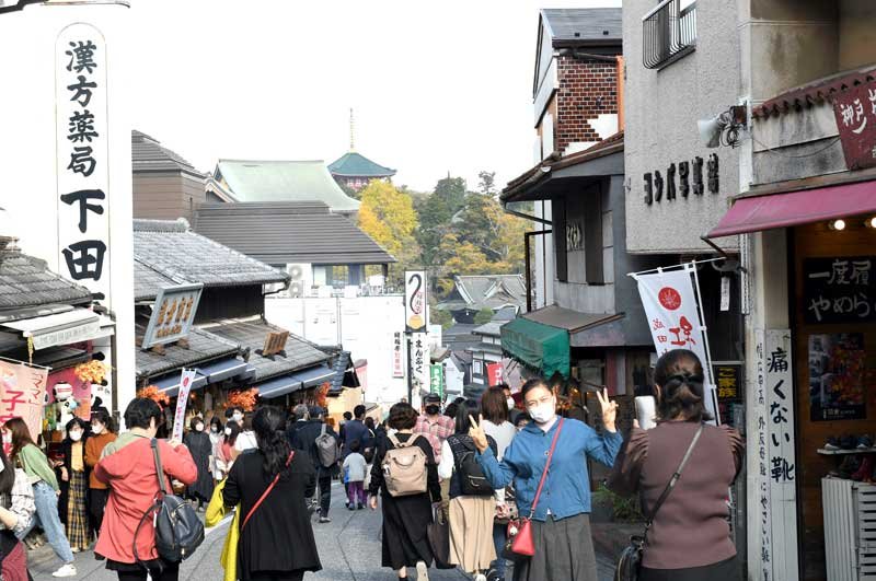 訪日個人旅行が解禁され、多くの外国人観光客が訪れにぎわう成田山参道＝１１月１２日