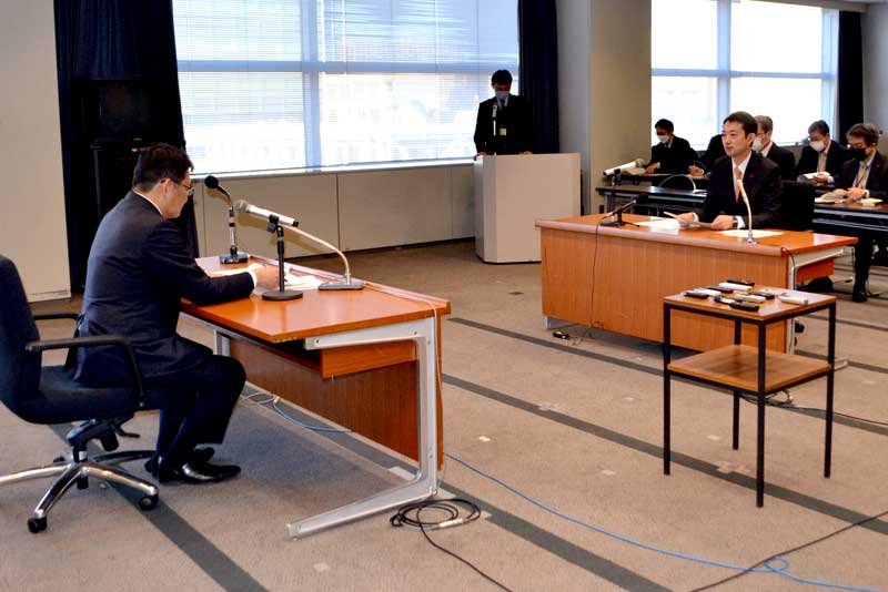 連携推進会議で千葉市消防が所有する防災ヘリの費用負担について協議する熊谷知事（右）と神谷市長＝２７日、県庁