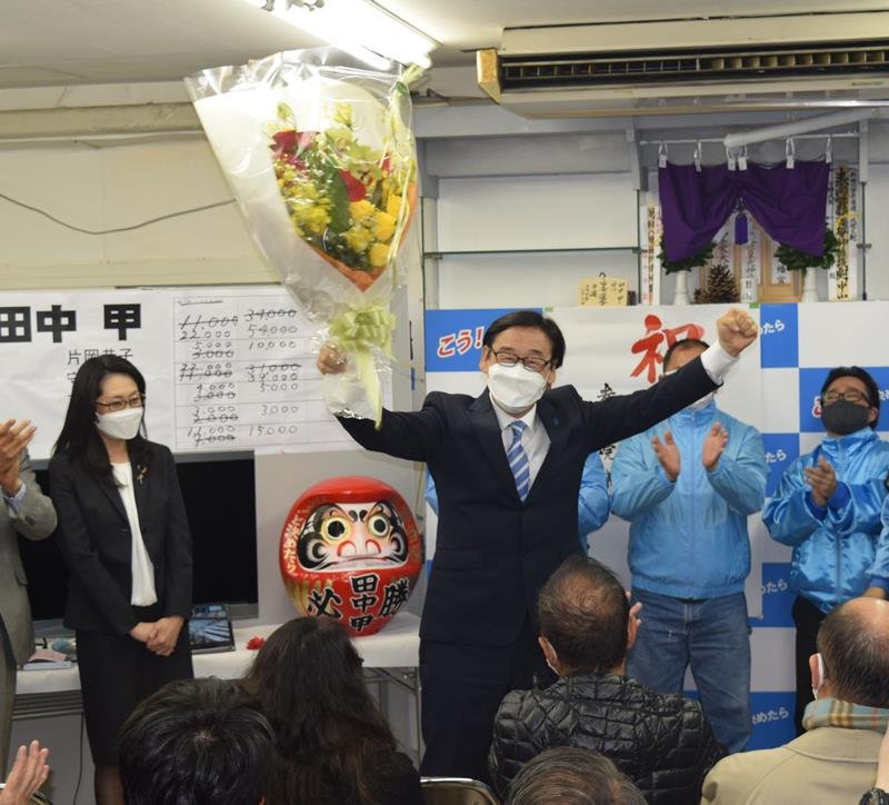初当選が決まり、支援者の拍手に応える田中甲氏＝３月２７日、市川市

