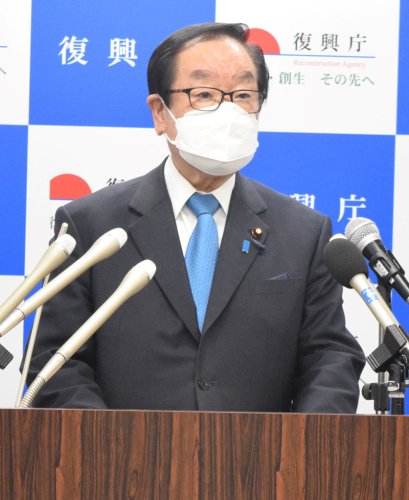 就任会見で「現場主義に徹して、被災者に寄り添う」と述べた渡辺復興相＝２７日、復興庁