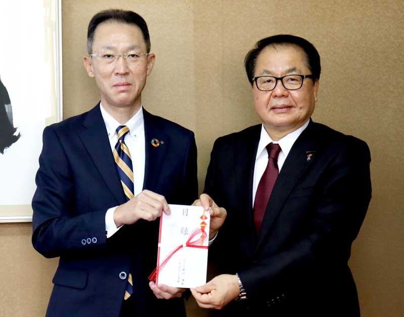 目録を手渡す千葉銀行の篠崎忠義取締役専務執行役員（左）と大澤克之助千葉日報社社長