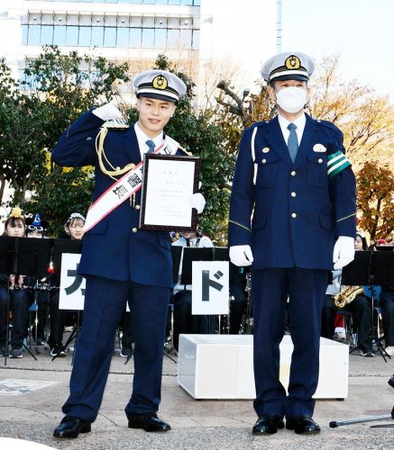 一日署長の委嘱状を受け取った格闘家の那須川天心さん＝１０日、習志野市