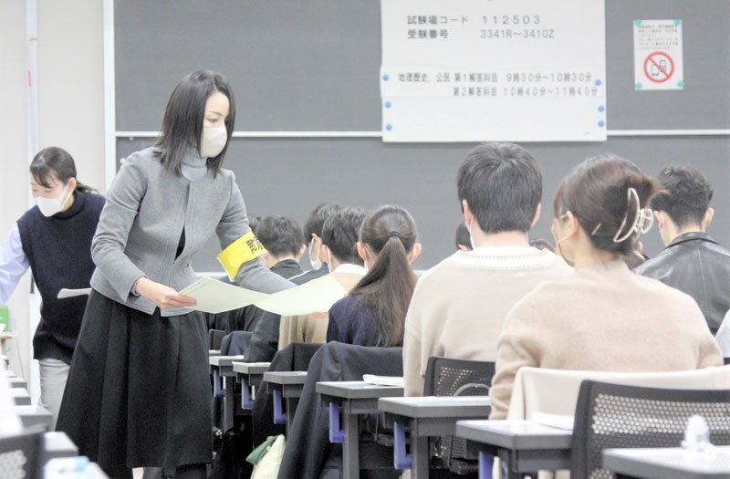 大学入学共通テストの会場で試験に臨む受験生ら＝１４日、千葉市稲毛区の千葉大学西千葉キャンパス
