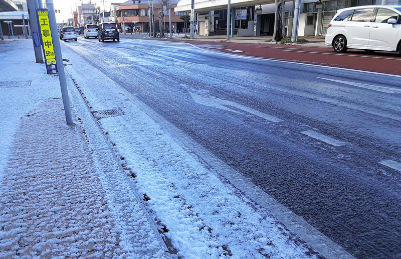 １センチの積雪を観測した銚子市。日陰では午後になっても凍結した雪が残っていた＝２５日午後１時４０分ごろ
